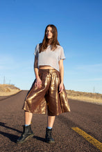 Load image into Gallery viewer, METALLIC LINEN PLEATED CITY SHORTS