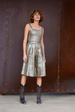 Load image into Gallery viewer, METALLIC LINEN PLEATED CITY SHORTS